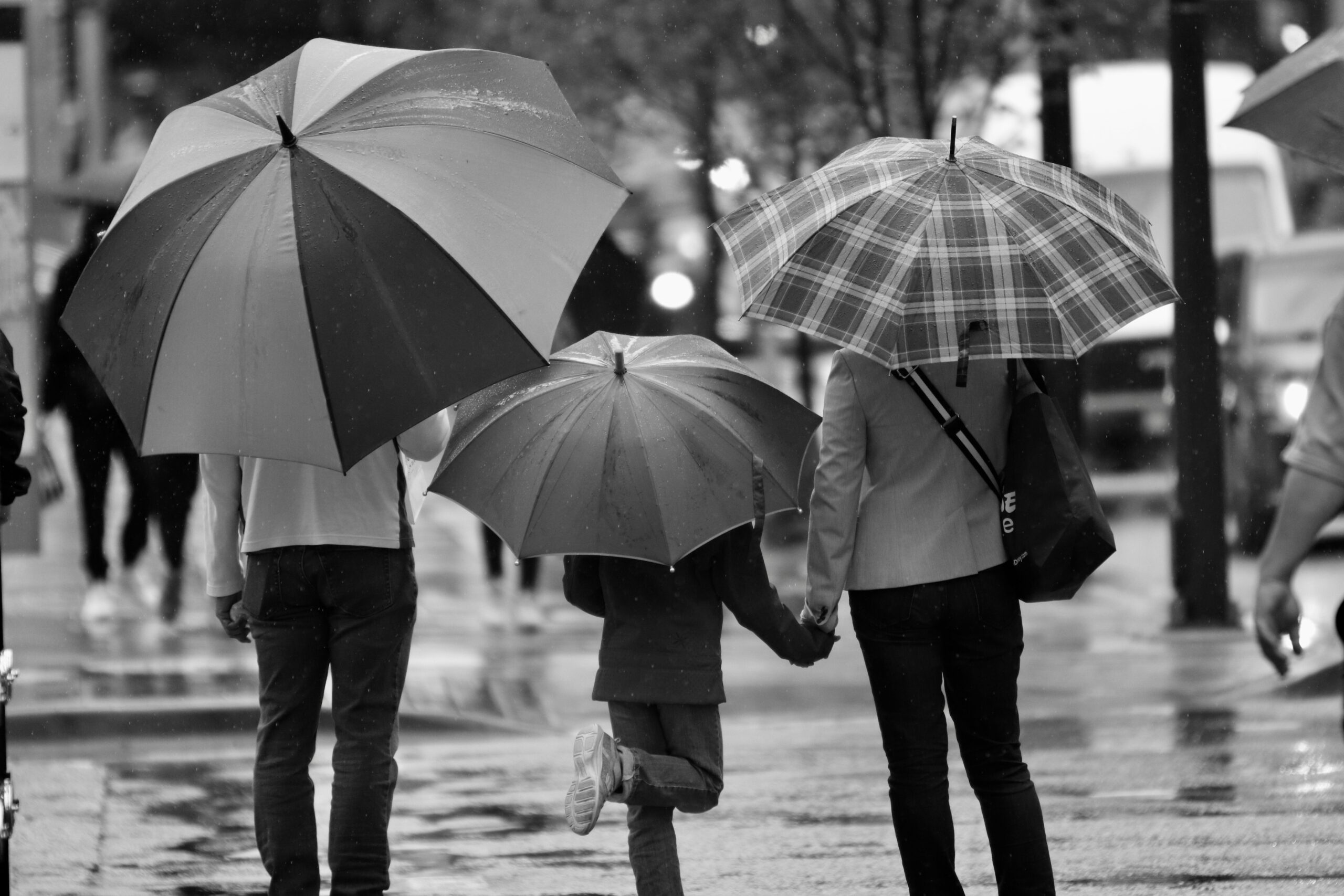 family_rain_umbrellas